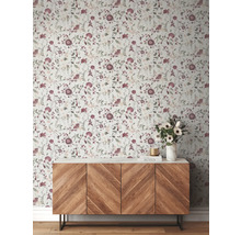 Pièce avec papier peint à fleurs et commode en bois