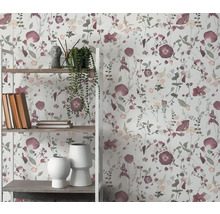 Étagère avec articles de décoration devant un papier peint à motifs floraux