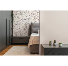 Chambre à coucher avec lit, table de chevet, armoire et papier peint à fleurs