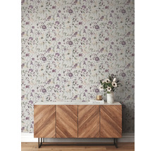 Vue d''une pièce avec papier peint floral et commode en bois