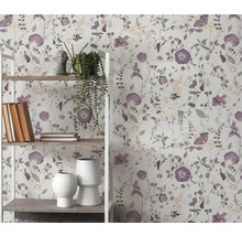 Étagère avec décoration et papier peint fleuri
