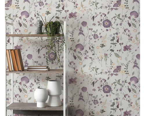 Regal mit Dekoration und Blumentapete