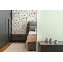 Chambre à coucher avec lit, table de chevet, armoire et papier peint floral