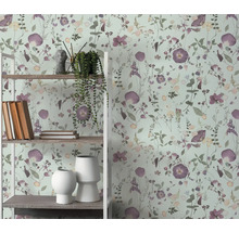 Scène avec étagère, décoration et papier peint à motif floral.