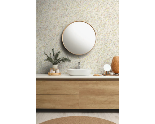 Modernes Badezimmer mit floraler Tapete, rundem Spiegel und Waschtischunterschrank.