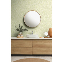 Salle de bains lumineuse avec lavabo, miroir et papier peint à motifs verts