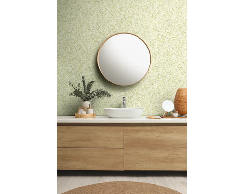 Helles Badezimmer mit Waschbecken, Spiegel und grün gemusterter Tapete