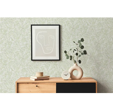Scène avec papier peint floral, commode, image et décoration