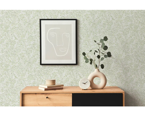 Szene mit floraler Tapete, Kommode, Bild und Dekoration