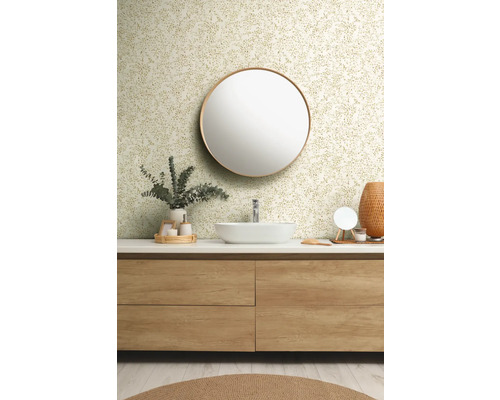 Badezimmer mit Waschtischunterschrank, runden Spiegel und floraler Tapete