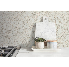 Papier peint à motif floral dans une décoration de cuisine