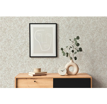 Mur avec papier peint à fleurs, commode, tableau et décoration