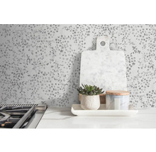 Papier peint décoratif à motif floral dans une pièce lumineuse.