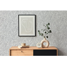 Vue d''une pièce avec papier peint à motifs, commode, tableau et décoration