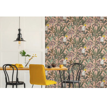 Salle à manger avec table à manger, chaises et papier peint avec des feuilles et des cacatoès.