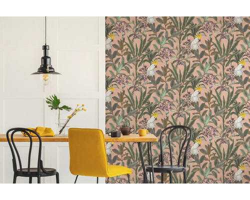 Esszimmer mit Esstisch, Stühlen und Tapete mit Blättern und Kakadus.