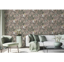 Salon avec papier peint à motifs, canapé et chaise