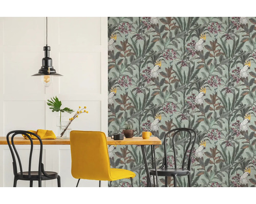 Salle à manger avec papier peint à motif de perroquets, table à manger et chaises