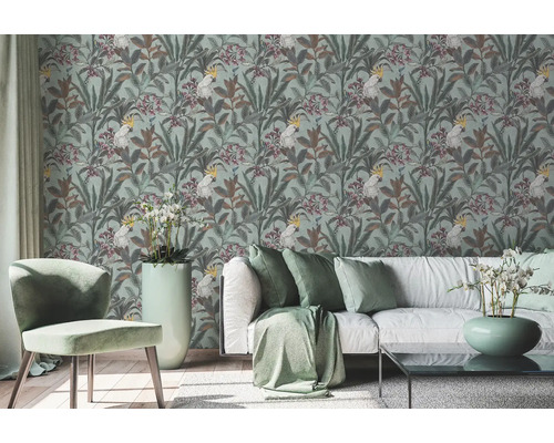 Salon avec papier peint à motifs de cacatoès et de plantes, canapé et chaise.