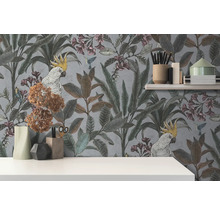 Dekoratives Interieur mit gemusterter Tapete mit Pflanzen-, Vogel- und Kakadu-Motiven