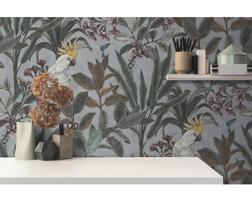 Dekoratives Interieur mit gemusterter Tapete mit Pflanzen-, Vogel- und Kakadu-Motiven
