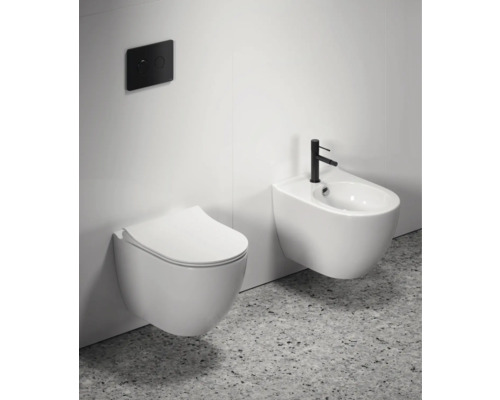 WC suspendu et bidet avec plaque de commande et robinetterie noires dans une salle de bain lumineuse.