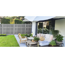 Gartenlounge mit Sichtschutzzaun und Sonnenschirm