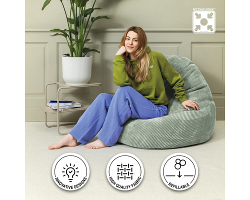 Femme assise sur un pouf en velours côtelé de couleur claire