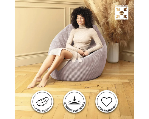 Frau sitzt in einem Sitzsack aus geripptem Stoff