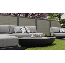 Terrasse mit Lounge-Möbeln und Sichtschutzzaun