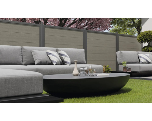 Terrasse mit Lounge-Möbeln und Sichtschutzzaun