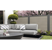 Szene im Garten mit Lounge-Möbeln, Gartenzaun und Dekoration