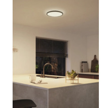 Küchenszene mit Deckenleuchte, Spüle, Obstschale und Fenster