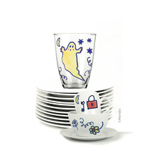 Verre, tasses et assiettes avec différents motifs