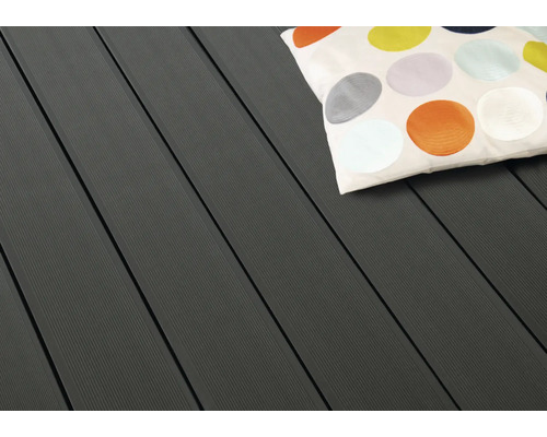 Terrassendielen aus Kunststoff mit Kissen