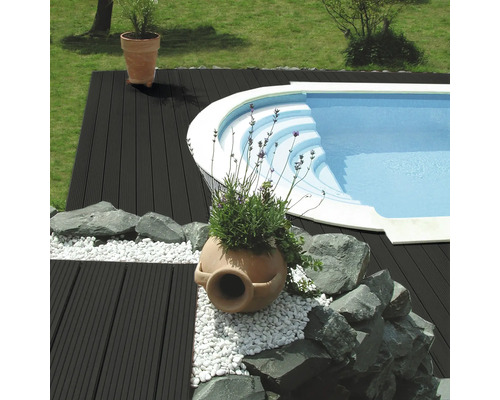 Terrasse mit Becken, Holzboden, Steinen und Pflanzen