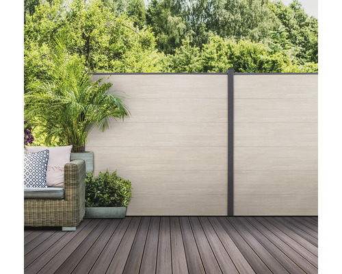 Terrasse avec planches en bois et brise-vue