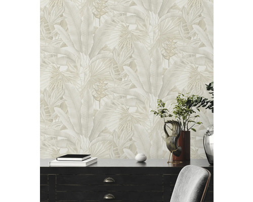 Espace de vie avec papier peint à motifs avec feuilles et plantes