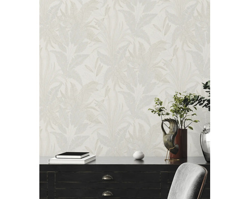 Szene mit gemusterter Tapete, Kommode und Dekorationsgegenständen