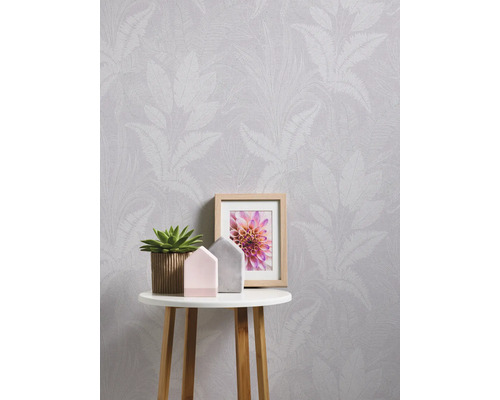 Papier peint avec motif de feuilles sur une table avec décoration