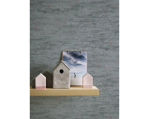 Gros plan d''un papier peint texturé avec des objets de décoration sur une étagère.