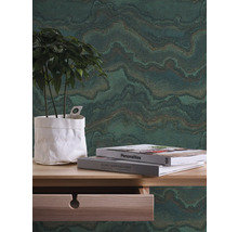 Papier peint décoratif avec motif végétal, table et décoration