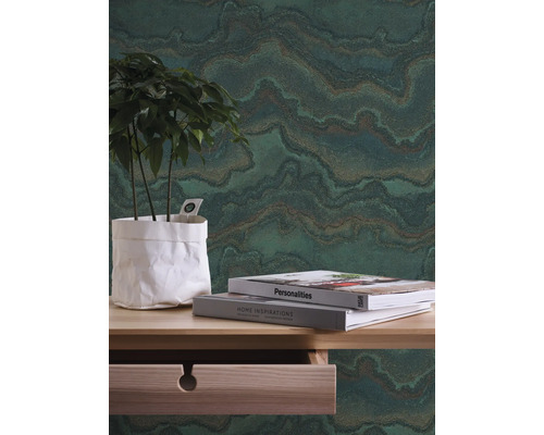 Papier peint décoratif avec motif végétal, table et décoration