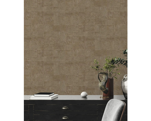 Wand mit einer Tapete im Steinmuster