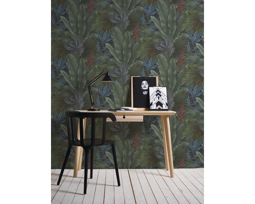 Espace de travail de bureau avec papier peint jungle, bureau et chaise