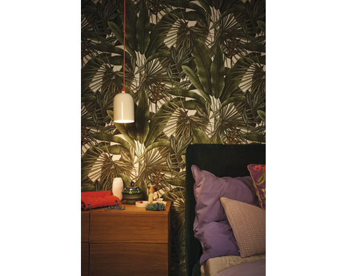 Chambre à coucher avec table de chevet, lit et papier peint jungle