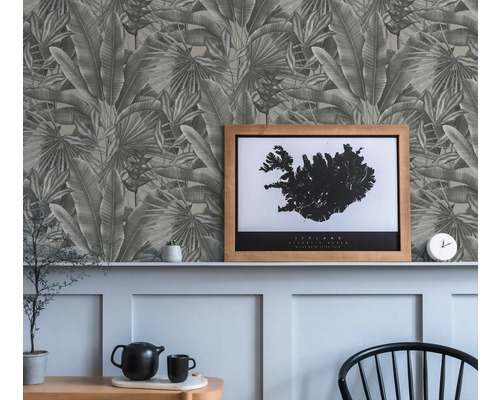 Espace de vie avec papier peint à motifs de feuilles grises, décoré d''une table, d''une chaise et d''une image encadrée