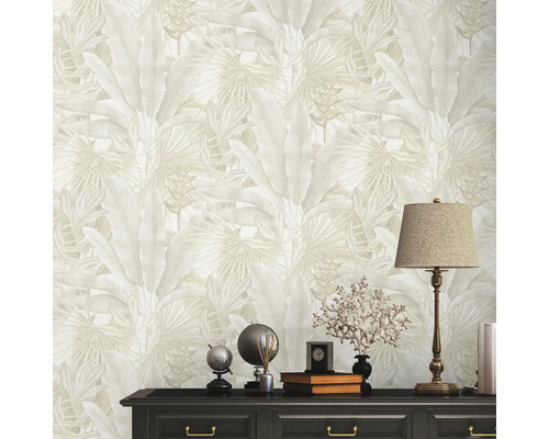 Gros plan d''un mur de salon avec un papier peint à motif de feuilles tropicales et un buffet