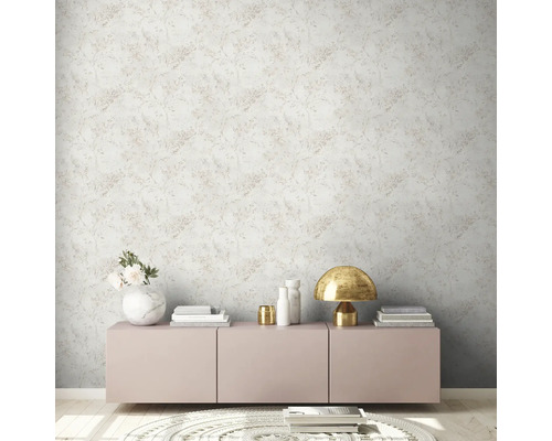 Wohnzimmer mit Kommode, Tischlampe, Dekoration und Blumentapete.