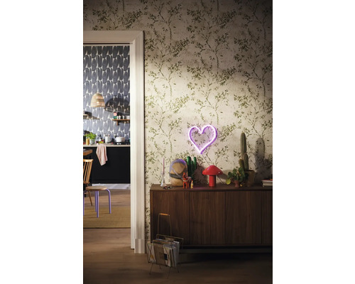 Wohnraum mit Tapete mit Pflanzenmuster, Sideboard, Herz Neonlicht und Dekoration